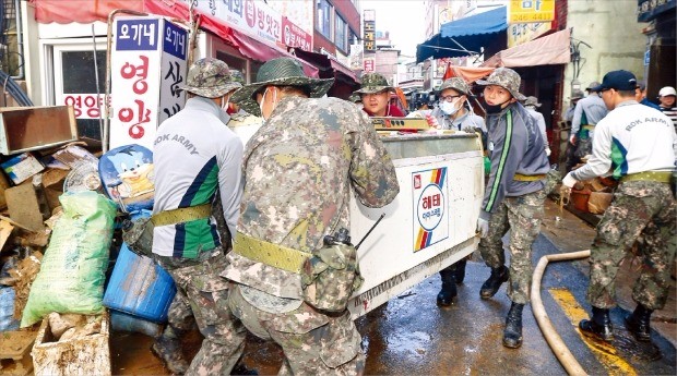 피해 복구에 구슬땀 흘리는 육군 장병