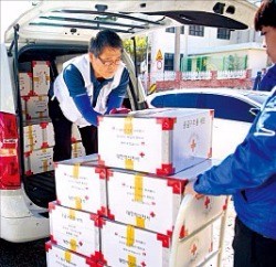 대한적십자사 자원봉사자들이 지난 5일 부산지역 지원을 위해 응급구호품을 차량에 싣고 있다. 연합뉴스 