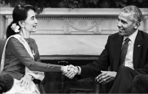 지난달 14일 미국을 방문한 아웅산수지 미얀마 외무장관(왼쪽)이 버락 오바마 미국 대통령과 악수하고 있다. 워싱턴 AP연합뉴스