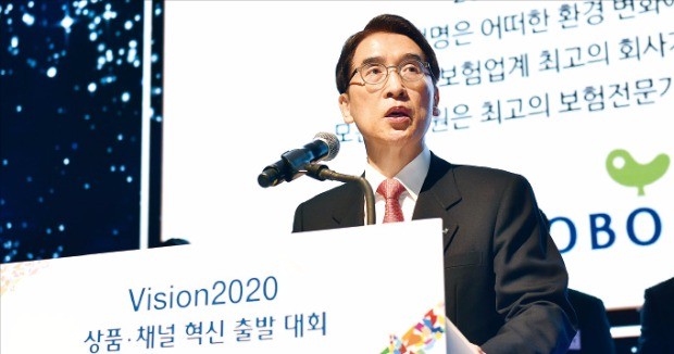 신창재 교보생명 회장이 지난 1월 충남 천안 계성원에 있는 교보생명 연수원에서 열린 ‘비전 2020 출발대회’에서 새로운 비전 선언문을 낭독하고 있다. 교보생명 제공 