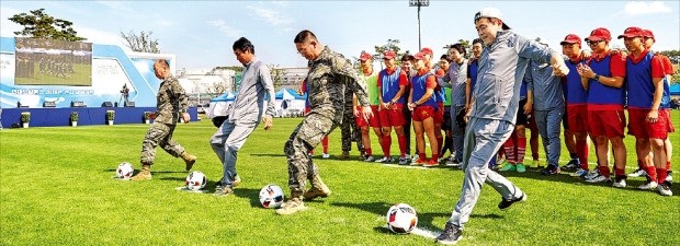 < 직원·장병 ‘화합의 장’ > 문종박 현대오일뱅크 사장(앞줄 오른쪽 첫 번째)과 박희수 해병대 연평부대 소령(두 번째)이 지난 8일 현대오일뱅크 충남 대산공장 운동장에서 직원·장병 친선 축구대회에 앞서 시축을 하고 있다. 현대오일뱅크 제공