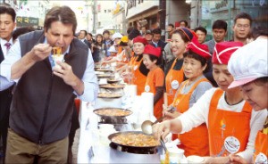 의정부 부대찌개 축제장 찾은 리퍼트 미국대사