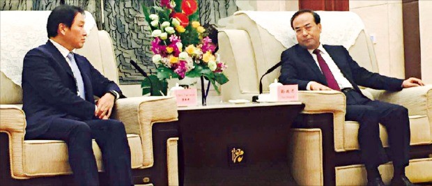최태원 SK그룹 회장(왼쪽)이 지난 9월24일 중국 충칭 국제콘퍼런스센터에서 쑨정차이 충칭시 당서기와 만나 협력 방안을 논의하고 있다.   