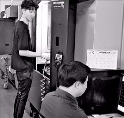 티디엠 광주공장 직원들이 자동생산설비의 생산과정을 점검하고 있다. 