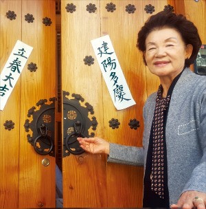 2년여 전부터 살고 있는 북촌 한옥 ‘공일당’ 대문 앞에 선 신달자 시인. 그는 “사진을 찍는 외국인 관광객들을 위해 꽃 화분을 대문 앞에 내놓았다”고 말했다. 양병훈 기자