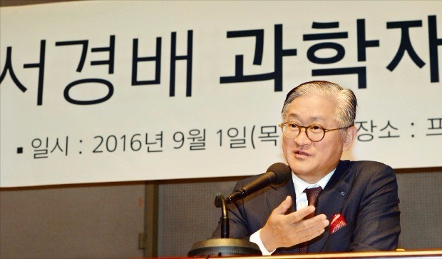 서경배 아모레퍼시픽 회장이 지난달 1일 한국프레스센터에서 기자회견을 열고 서경배 과학재단 설립 배경에 대해 설명하고 있다. 한경DB 
