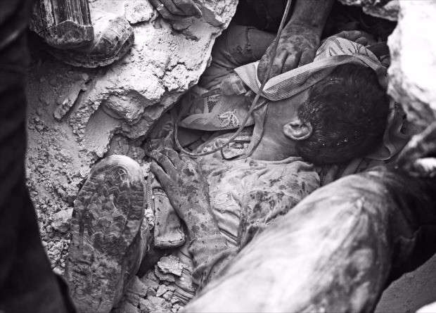 또 ‘흙먼지 구조’…내전 비극에 파묻힌 알레포 소년