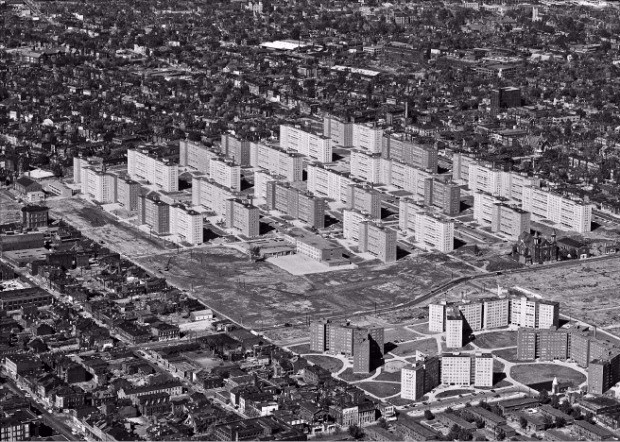 삭막한 건축으로 슬럼화된 미국 미주리주의 대규모 공공주택단지 프루이트아이고는 도시 재건축 실패의 상징이다. 1970년대 폭파 해체됐다. 더퀘스트 제공