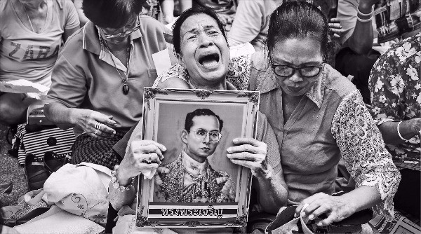 푸미폰 아둔야뎃 태국 국왕이 13일 향년 88세로 서거했다는 소식이 전해지자 수도 방콕 거리로 쏟아져 나온 시민들이 국왕의 젊은 시절 사진이 담긴 액자를 들고 목놓아 울고 있다. 푸미폰 국왕은 1946년 6월9일 즉위해 이날까지 70여년간 19차례의 쿠데타를 겪으면서도 군부와 민주화 세력의 갈등을 조정하고 농촌 개발정책을 주도해 국민으로부터 많은 사랑을 받아왔다. 방콕EPA연합뉴스 