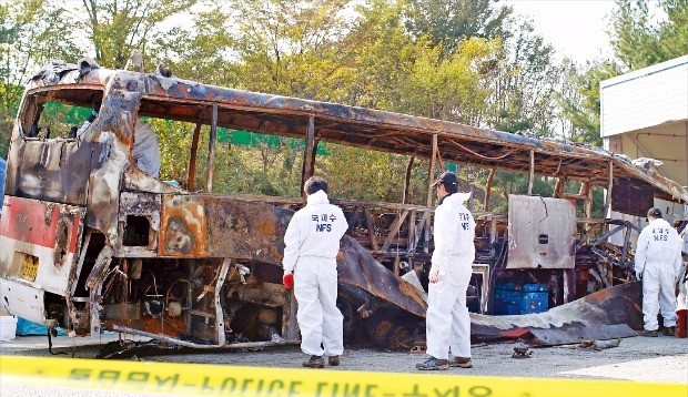 사고원인 조사하는 국과수  국립과학수사연구원 감식반원들이 14일 울산 울주군 서울산 나들목(IC) 회차로 인근에서 전날 밤 화재 사고로 17명의 사상자가 난 관광버스를 감식하고 있다. 연합뉴스