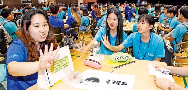 지난 7월 서울 연세대에서 열린 삼성 드림클래스 여름캠프에 참가한 중학생들이 공부하고 있다.
