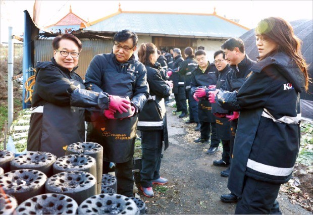 지창훈 대한항공 사장(왼쪽)과 조현민 전무(오른쪽) 등 대한항공 임직원이 지난해 12월9일 경기 부천시 대장동에서 ‘사랑의 연탄 나르기’ 봉사활동을 펼쳤다.