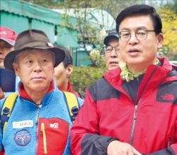 정우택 새누리당 의원(오른쪽)이 16일 산악인 엄홍길 씨 등과 함께 수락산을 등반하고 있다. 박종필  기자  jp@hankyung.com 
