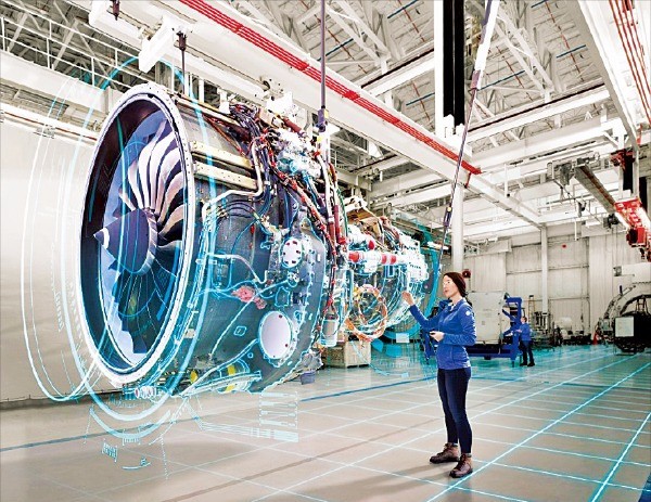 항공기 엔진에 센서를 달아 고장 여부를 실시간 점검하는 GE의 산업 인터넷 이미지.