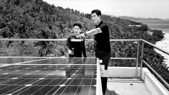전영호 이엘티 부사장(오른쪽)이 코브라도르섬 현지 전력회사 직원에게 태양광 패널 점검 요령을 설명하고 있다. 오형주 기자