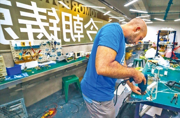중국 선전 화창베이 거리에 있는 하드웨어 창업 전문 액셀러레이터 핵스(HAX)에서 외국인 창업가가 시제품을 만들고 있다. 핵스 제공