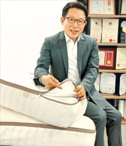 김인호 럭스나인 사장이 라텍스를 위생적으로 생산하는 설계방법을 설명하고 있다. 김낙훈 기자
