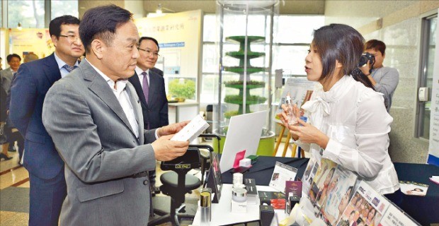 이필운 안양 시장(왼쪽)이 참여 기업들을 찾아가 제품 설명을 듣고 있다. 