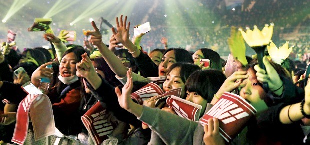 	 서울 올림픽체조경기장에서 열린 ‘2015 멜론뮤직어워드’에서 관객이 공연을 보며 열광하고 있다. 로엔엔터테인먼트 제공 