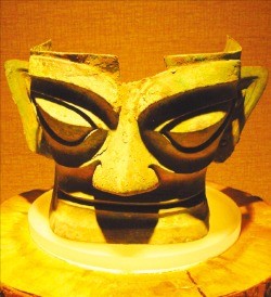 1986년 쓰촨에서 고고학 발굴로 세상에 나와 세계를 경악케 한 삼성퇴 유적의 청동기 마스크. 쓰촨에 자리를 틀었던 고촉(古蜀)의 유물이다. 