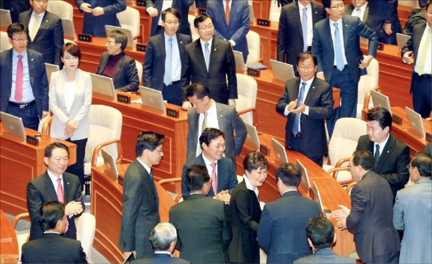 박근혜 대통령이 24일 국회에서 2017년도 예산안 시정연설을 한 뒤 본회의장을 나서며 새누리당 의원들과 인사하고 있다. 강은구 기자 egkang@hankyung.com