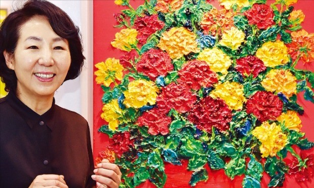 서양화가 박현옥 씨가 자신의 작품 ‘화병 속 꽃’을 설명하고 있다.  