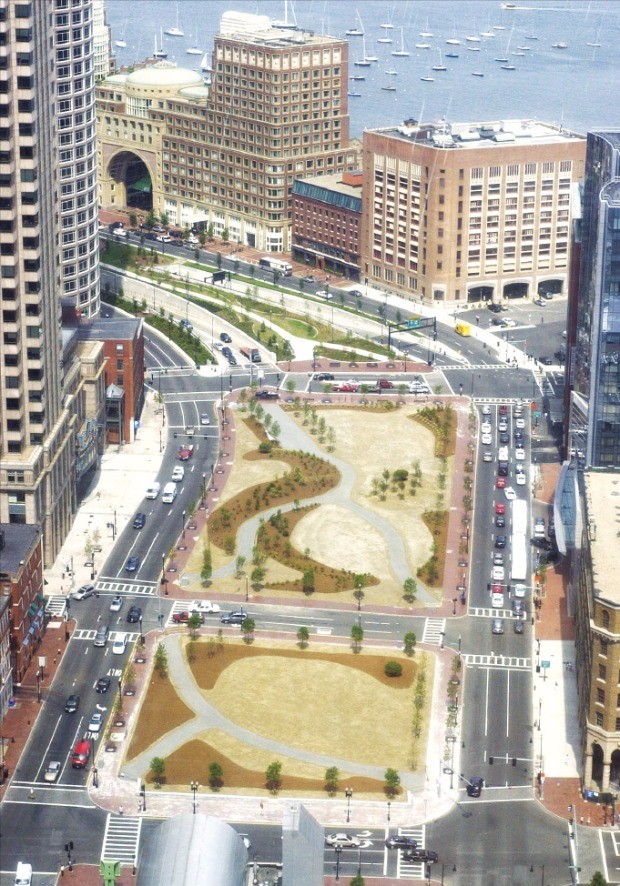 미국 보스턴시는 150억달러를 들여 도심 간선도로를 공원화하는 그린웨이 사업을 완성했다. 보스턴의 로즈 케네디 그린웨이 전경.
 