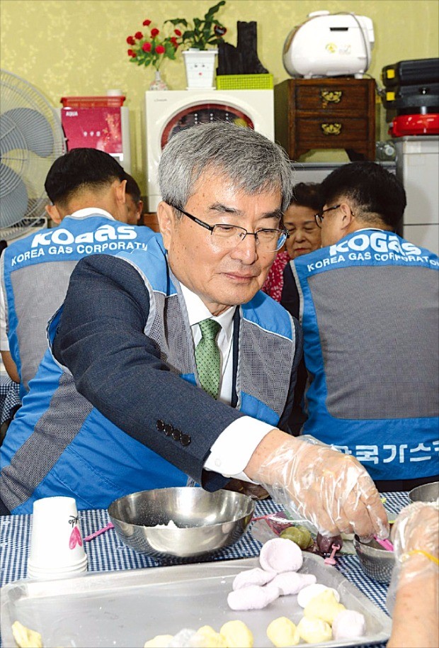 이승훈 한국가스공사 사장이 지난달 12일 대구 안심종합사회복지관에서 열린 ‘한가위 사랑의 송편나누기’ 행사에 참가해 송편을 빚고 있다.  