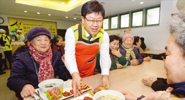 농협은행 임직원봉사단이 지난 설 때 서울 서대문노인종합복지관을 찾아 후원품을 전달했다. 이경섭 농협은행장(가운데)이 어르신들에게 식사를 대접하고 있다.   