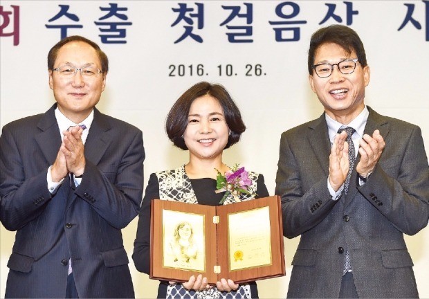 고숙량 코바스 대표가 26일 한국무역협회와 산업통상자원부, 한국경제신문사가 선정한 ‘제93회 한국을 빛낸 이달의 무역인상’을 받았다. 왼쪽부터 최명배 한빛회(한국을 빛낸 이달의 무역인회) 회장, 고 대표, 김정관 한국무역협회 부회장. 한국무역협회 제공 