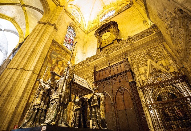 세비야 성당 내부에 있는 콜럼버스의 관. 