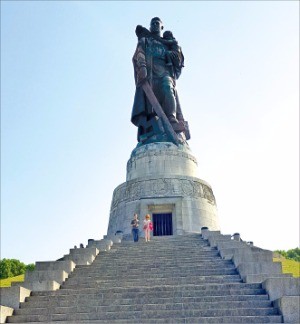 트렙타워 공원의 소련 병사 동상. 