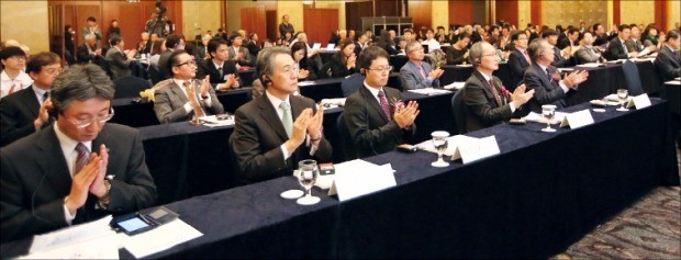 27일 열린 ‘한일산업기술페어 2016’ 개회식에서 참석자들이 박수를 치고 있다. 최혁 한경닷컴 기자 chokob@hankyung.com 