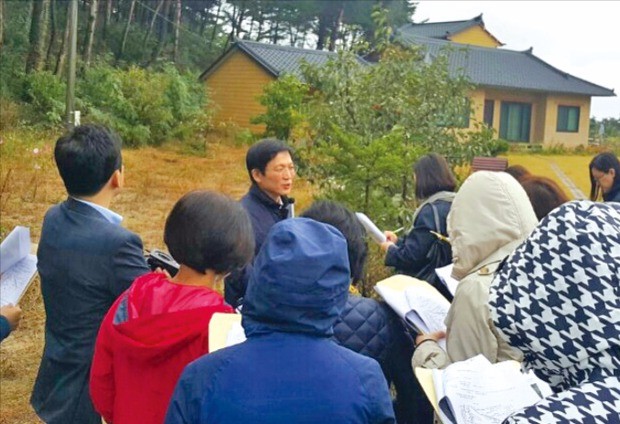 ‘고준석 박사의 자산관리 멘토스쿨’ 필드 아카데미에 참가한 수강생들이 설명을 들으며 땅을 살펴보고 있다. 신한은행 제공 