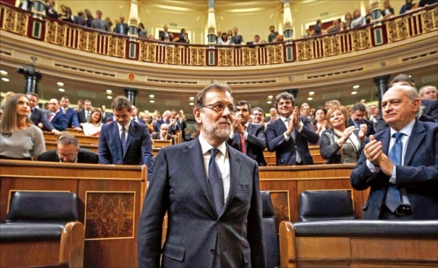 마리아노 라호이 스페인 총리가 29일(현지시간) 마드리드에 있는 의회의사당에서 재선출된 뒤 의원들에게 박수를 받고 있다. 마드리드AFP연합뉴스