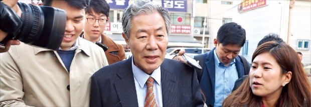 < 이경재 변호사 청평에 왜 갔나 > 최순실 씨의 변호인 이경재 변호사가 30일 오후 경기 청평을 방문한 뒤 취재진의 질문에 답하고 있다. 연합뉴스