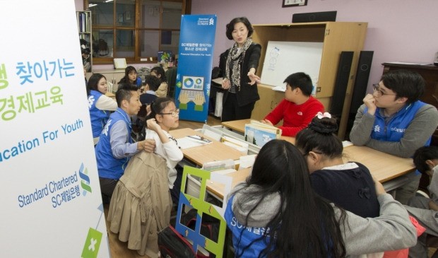 SC제일은행 임직원 자원봉사자들이 12일 서울 수유동 한빛맹학교 금융교육 수업에 보조강사로 참여해 금융회사의 종류와 은행의 역할에 대해 설명하고 있다. / SC제일은행 제공