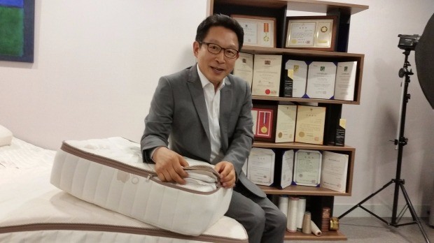 김인호 럭스나인 사장이 라텍스를 위생적으로 생산하는 설계방법에 대해 설명하고 있다. 김낙훈 기자