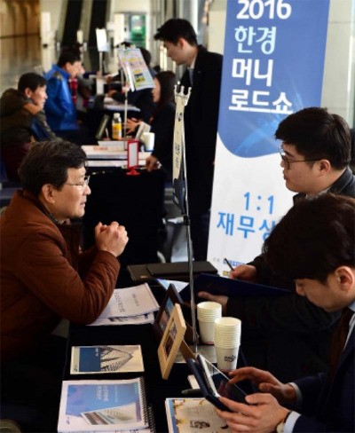 인천 송도컨벤시아에서 지난 3월15일 열린 한경 머니로드쇼에서 한 참석자가 재무상담을 받고 있다. /한국경제신문