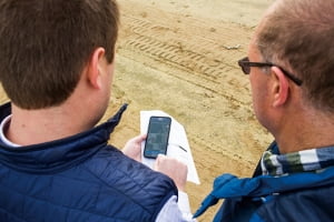 [특별기획] '수확량 예측서 작업 관리까지' 농기계 대신 스마트폰 든 농장주들