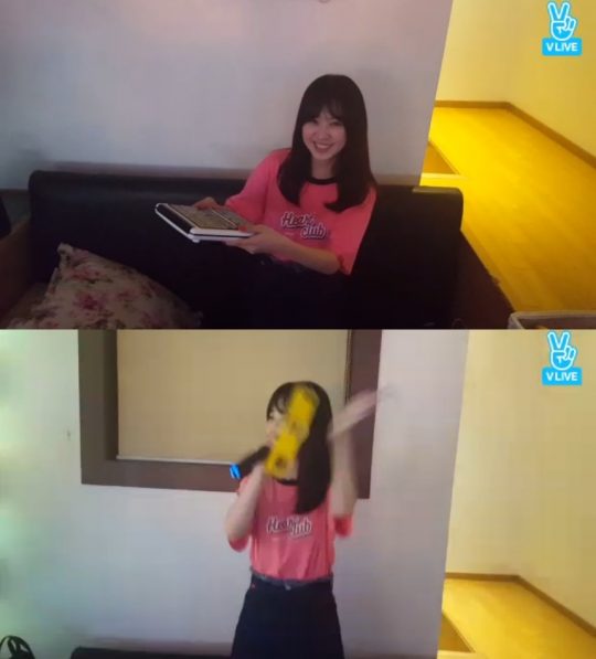 V앱 앤씨아 노래방 반주에 맞춰 너나 잘해 열창가창력 폭발 | 텐아시아