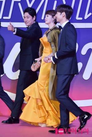 [TEN PHOTO]김혜수 &#39;조진웅-이제훈 에스코트 받으며..&#39;(tvN10 어워즈)