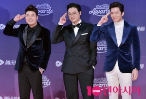 [TEN PHOTO]전현무-이장원-하석진 &#39;뇌섹남들의 인사&#39;(tvN10 어워즈)