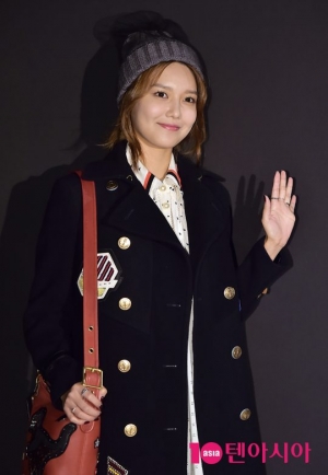 [TEN PHOTO]소녀시대 수영 &#39;손 흔드는 인형&#39;