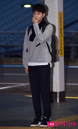 [TEN PHOTO]박보검 &#39;사복입은 세자의 시크한 공항패션&#39;