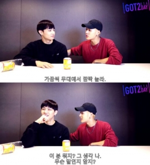 &#39;V앱&#39; 갓세븐 잭슨 &#34;JB, 팬들에게 항상 시크...귀여운 모습 보여주고 싶다&#34;