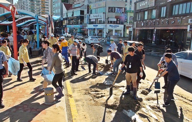 5일 제18호 태풍 '차바'가 지나간 이후 부산 수영구 광안리해수욕장 해안도로에서 수영구청 직원 등이 피해 복구 작업을 하고 있다.부산 수영구 제공