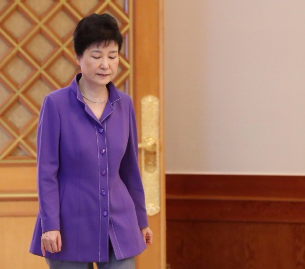 박근혜 대통령이 28일 오후 청와대에서 열린 신임대사 임명장 수여식에 참석하고 있다. 연합뉴스