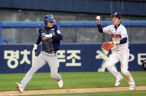  29일 서울 잠실야구장에서 열린 2016프로야구 한국시리즈 1차전 두산과 NC의 경기에서 10회 초 노아웃 주자 1,3루 때 NC 김성욱의 내야땅볼로 3루 주자 김종호가 아웃당하고 있다. 연합뉴스