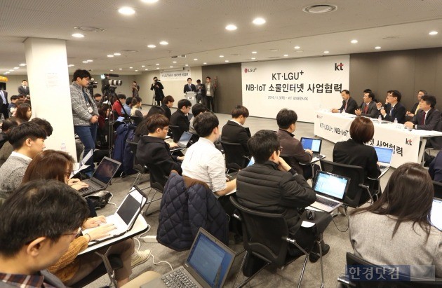 3일 서울 광화문 KT 사옥에서 열린 'KT·LG유플러스 NB-IoT 사업협력' 공동 기자간담회에서 양사 IoT 사업 관계자들이 기자들의 질문에 답하고 있다. / 사진='KT·LG유플러스 제공